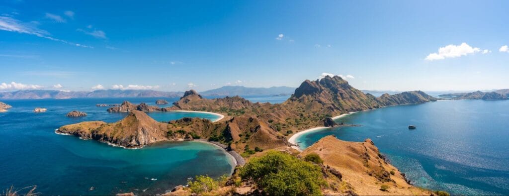 Panorama Pulau Padar dan perairan Labuan Bajo sebagai lokasi hiking dan wisata bahari