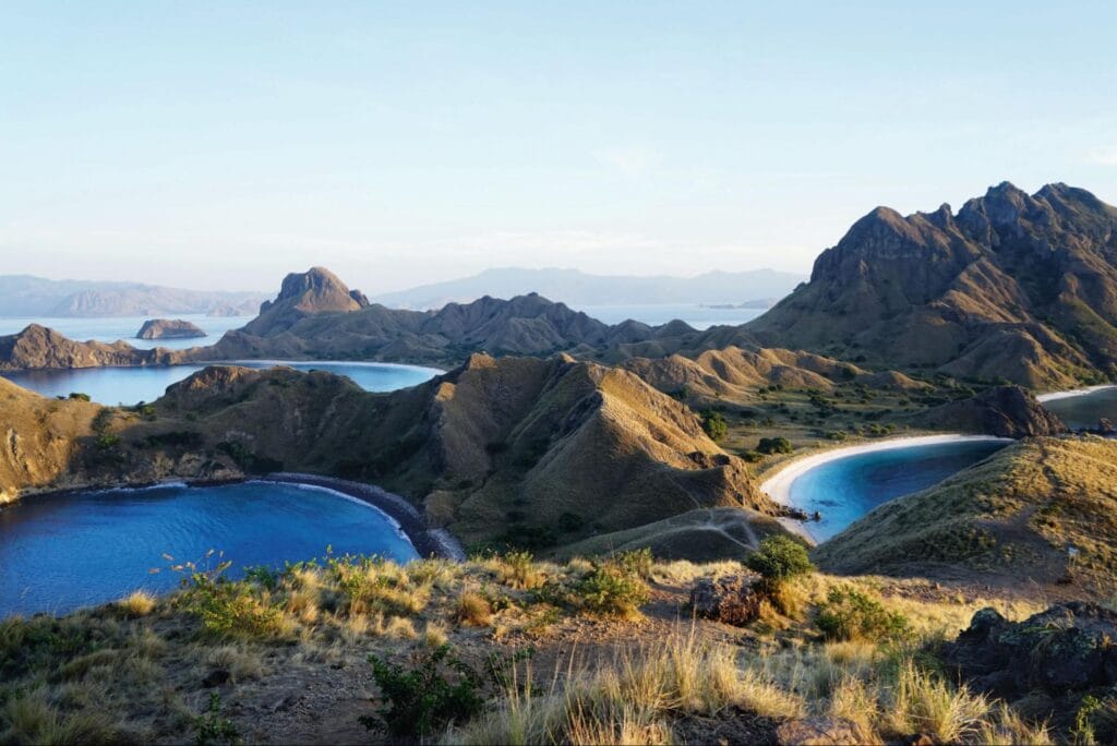 Pemandangan Pulau Padar saat musim kemarau dengan cuaca cerah dan laut tenang, waktu terbaik untuk berkunjung