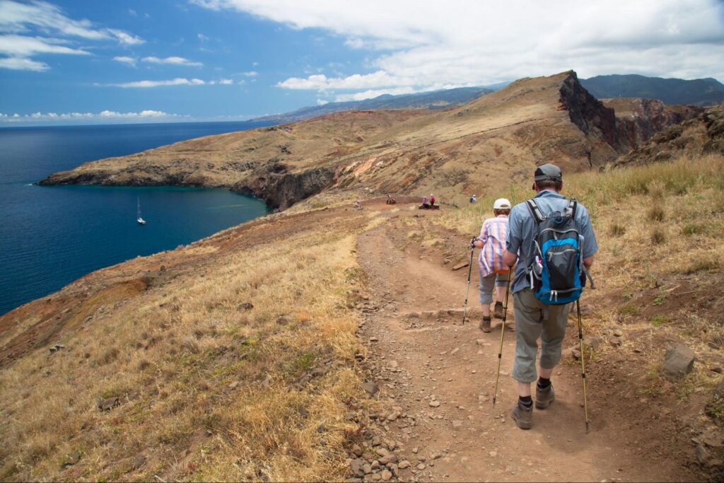 Jalur trekking Pulau Padar dengan pemandangan laut biru dan perbukitan savana yang ikonik