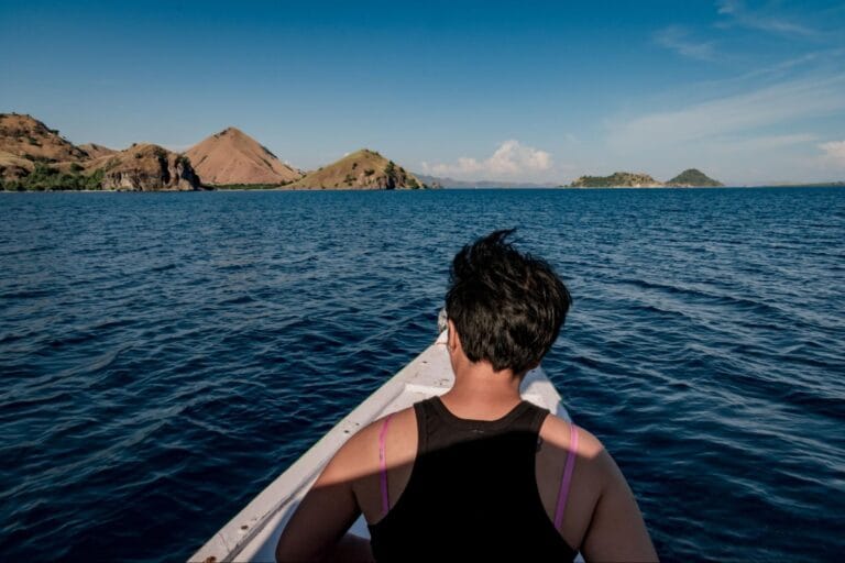 Perjalanan kapal menuju Pulau Padar dari Labuan Bajo melalui jalur laut Taman Nasional Komodo