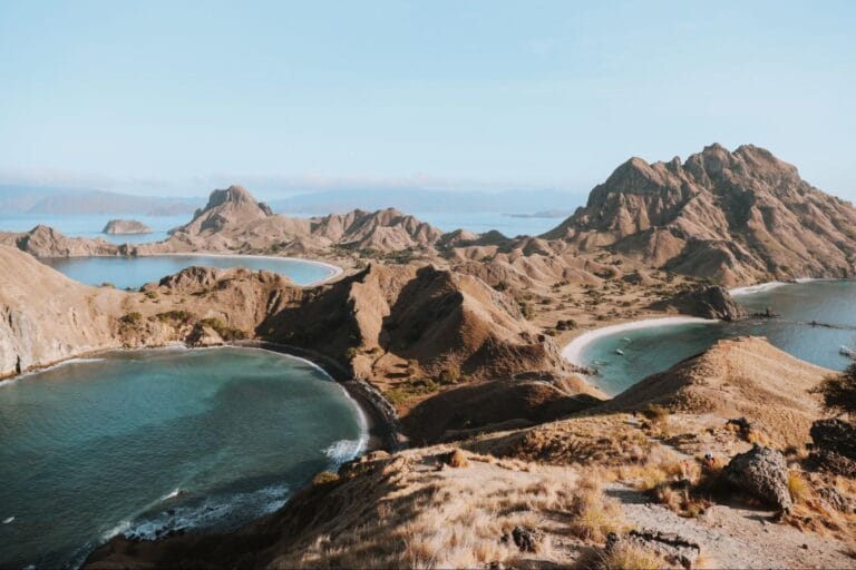 Pemandangan Pulau Padar dari puncak bukit dengan tiga teluk dan jalur trekking yang aman untuk pemula di Taman Nasional Komodo