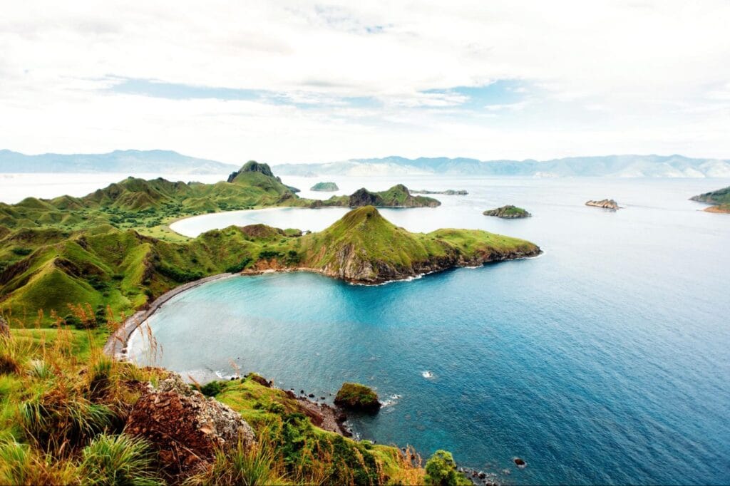 bentang alam Pulau Padar di kawasan Taman Nasional Komodo dengan bukit savana dan garis pantai melengkung