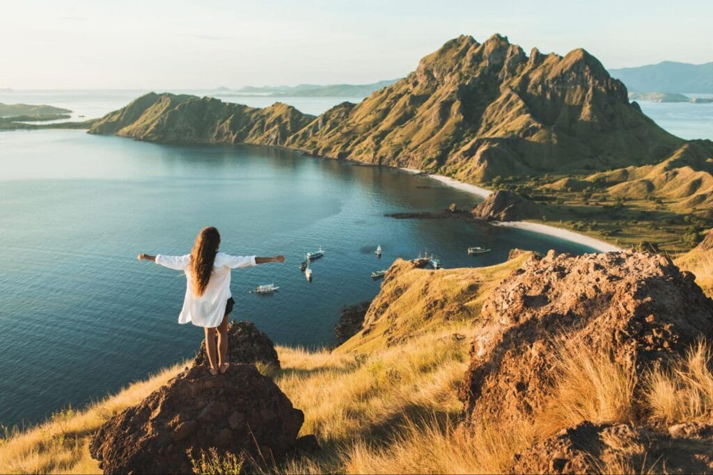 Wisatawan menikmati panorama Pulau Padar dari ketinggian dengan aman, cocok untuk pemula yang mengikuti tips trekking dan keselamatan