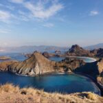 Drone di Pulau Padar dengan panorama tiga pantai berwarna di kawasan Taman Nasional Komodo