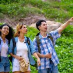 Guide trekking Pulau Padar mendampingi wisatawan saat hiking menuju puncak dari Labuan Bajo