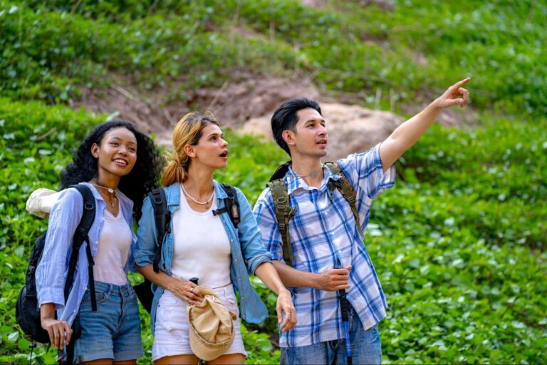 Guide trekking Pulau Padar mendampingi wisatawan saat hiking menuju puncak dari Labuan Bajo