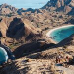 pemandangan Pulau Padar dengan tiga pantai berwarna di Taman Nasional Komodo, destinasi liburan keluarga