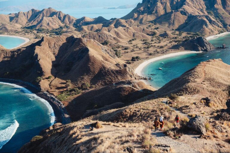 pemandangan Pulau Padar dengan tiga pantai berwarna di Taman Nasional Komodo, destinasi liburan keluarga