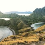Pulau Padar vs Pulau Komodo dengan panorama bukit dan teluk khas Taman Nasional Komodo