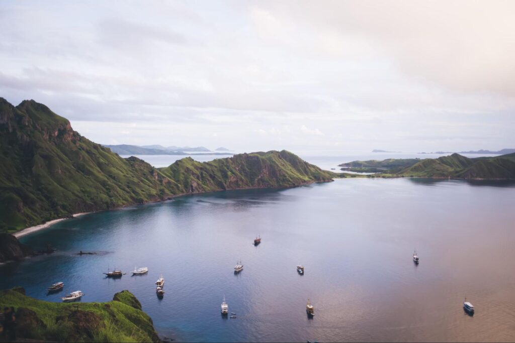 Pemandangan laut dan bukit savana Pulau Padar dari ketinggian di kawasan Taman Nasional Komodo