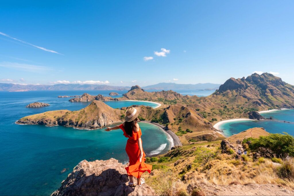Waktu terbaik foto di Pulau Padar saat pagi hari dengan cahaya lembut yang menonjolkan warna laut dan bukit savana