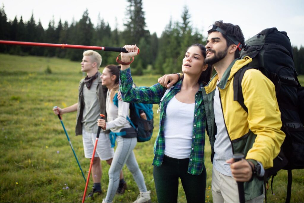 Wisatawan trekking Pulau Padar bersama guide lokal melewati jalur pendakian yang menanjak